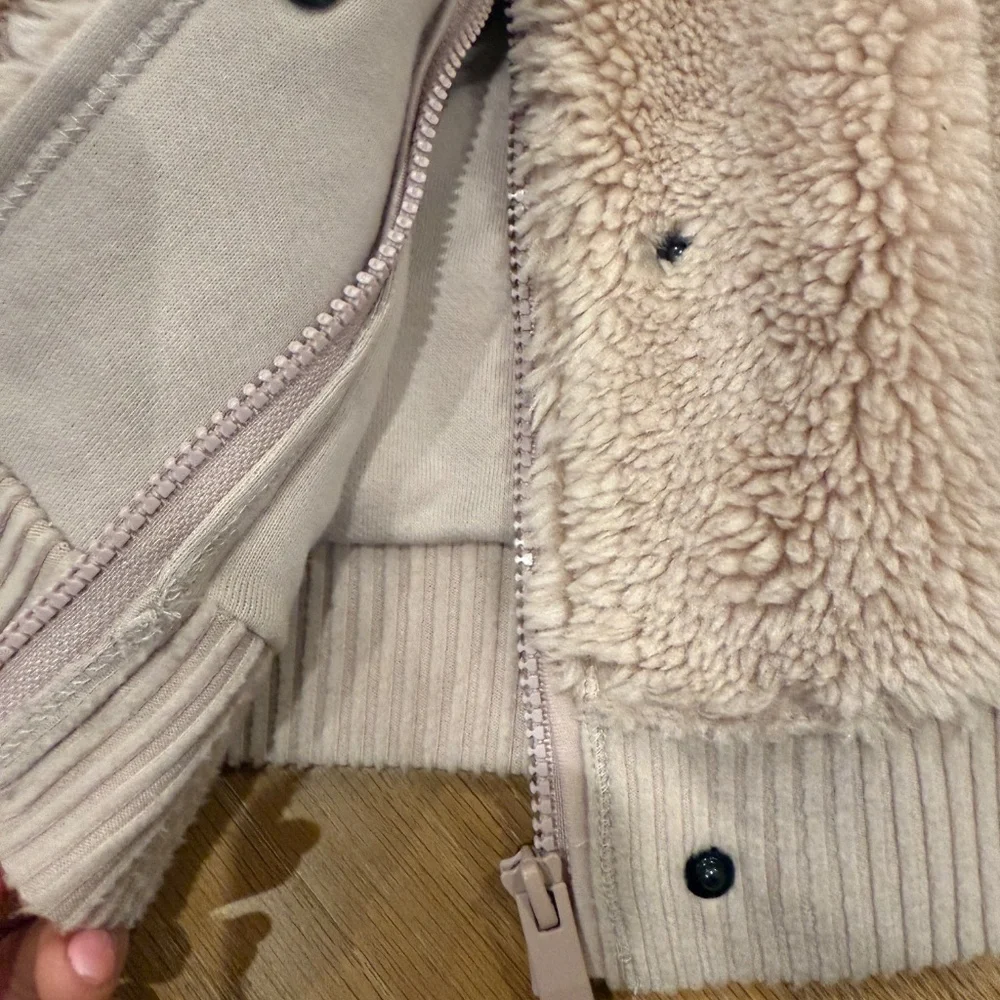 ALO Yoga Varsity Sherpa Small Jacket - Picture 6 of 8